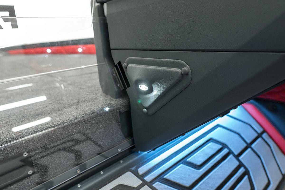 LED osvetlenie zadnej paluby, kokpitu, pod konzolami, prednej paluby a úložných priestorov na prednej palube ( výber zo základných farieb )