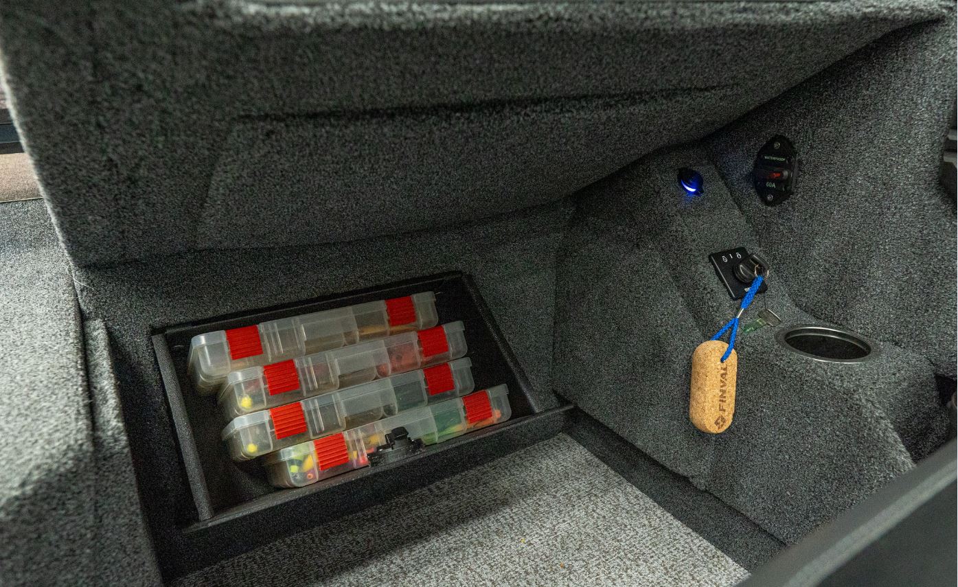 Náhrada úložných priestorov pod konzolou kapitána a spolujazdca za výsuvnú policu (zásuvka)