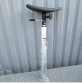 Plastové stojanové rybárske sedadlá (Stand-Up Fishing Seats) so vzduchovým podstavcom.