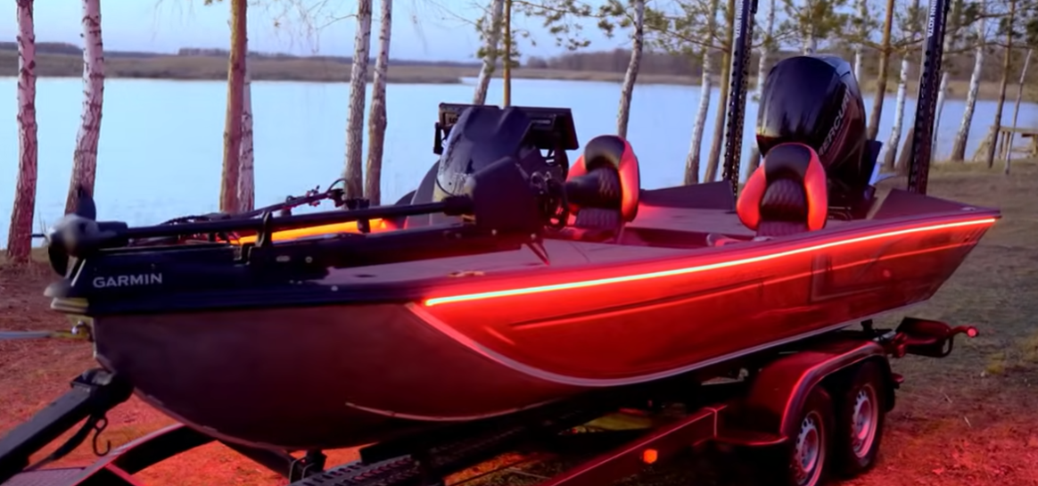 RGB LED osvetlenie okolo člna