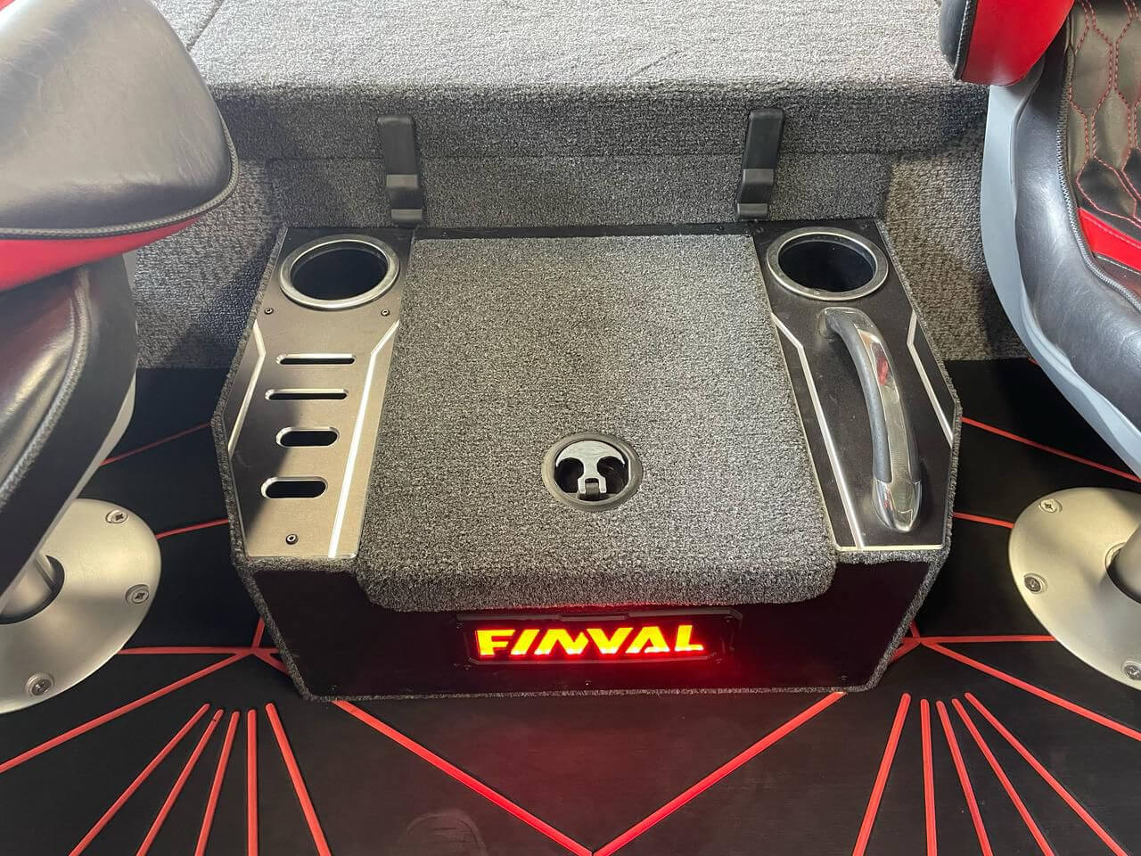 Osvetlenie loga FINVAL v organizéri na veci medzi sedadlami.(základné Farby)