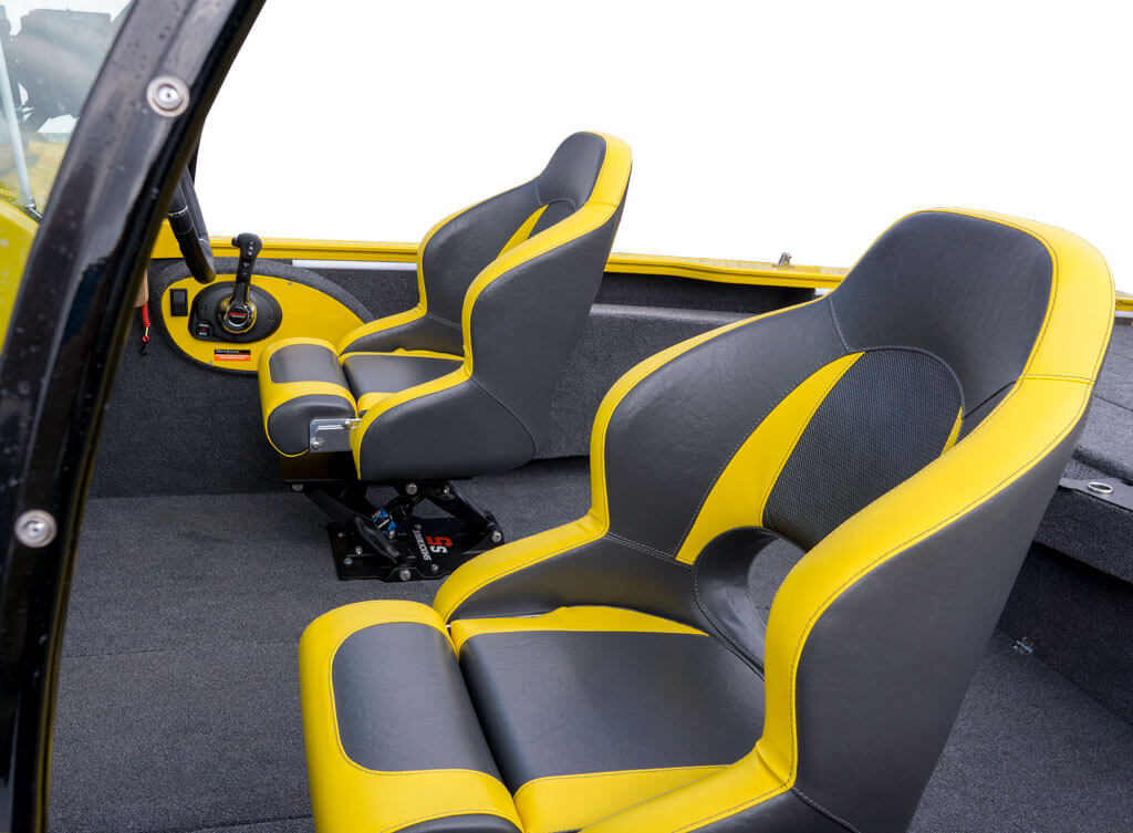 Náhrada dvoch štandardných sedadiel Ergolux dvoma sedadlami Bass Boat (výber farby sedadla platí aj pre Bass Boat)