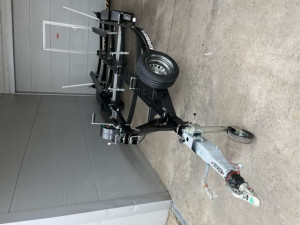 Fotogaléria FB2 - 1800 kg Suski (pre 555, 575) lyžiny, 2 nápravy, LED, plošina